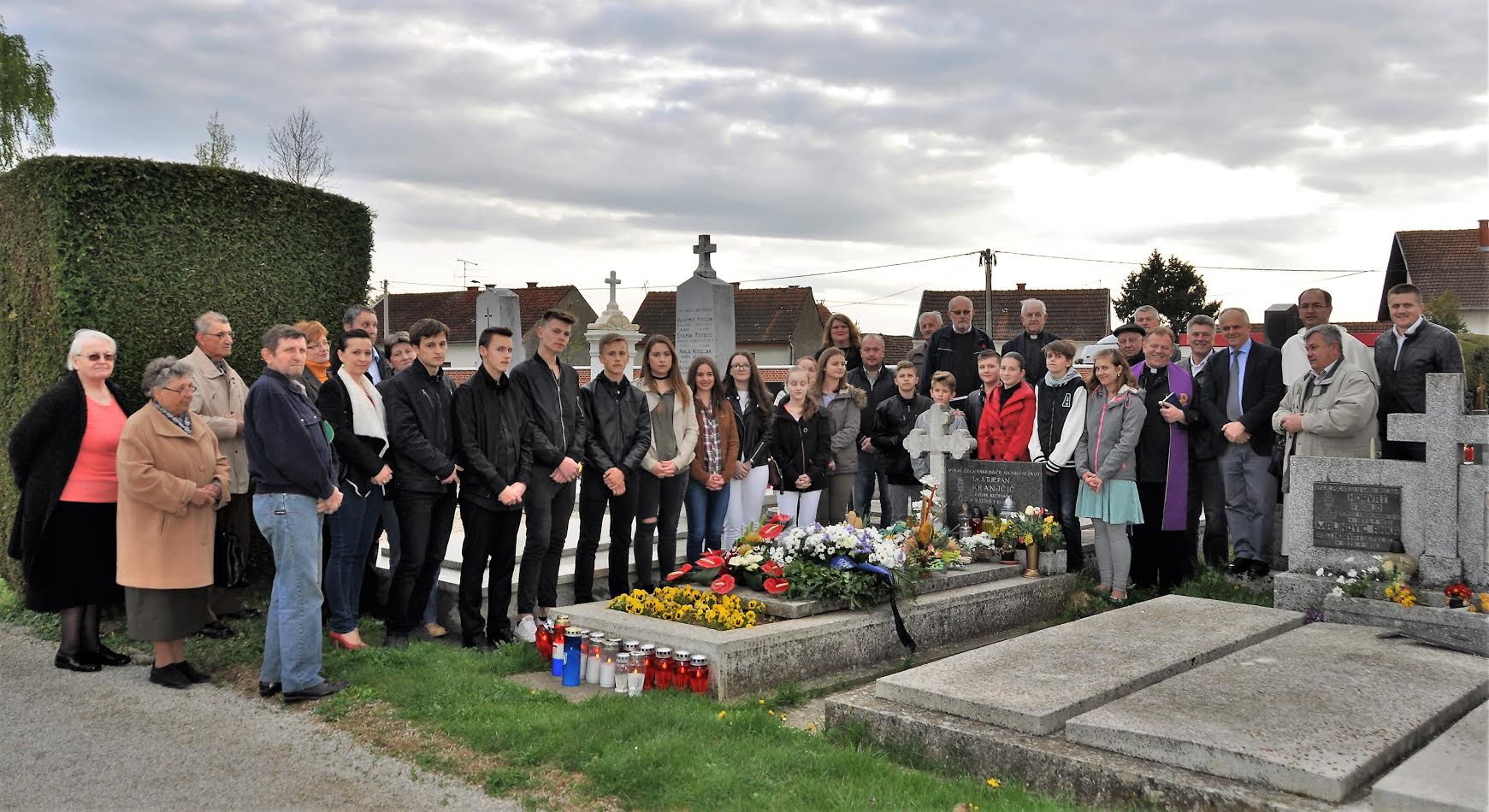 001 Na Kranjčićevu grobu skupna